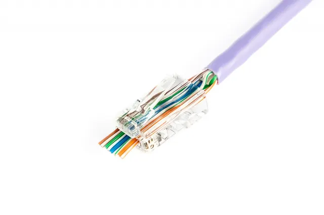 Wtyk RJ45 (8P8C) przelotowy DIGITUS kat.5e nieekranowany, AWG 26-24, opakowanie 100 szt.