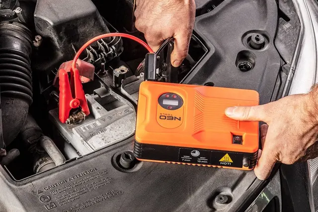 Urządzenie rozruchowe Neo Tools Jumpstarter power bank 14Ah kompresor 3.5 bar latarka