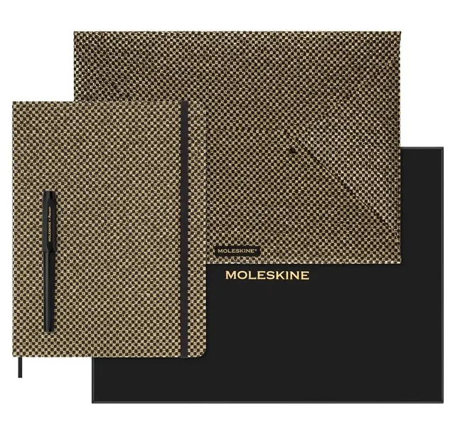 Moleskine Zestaw Shine zawiera niedatowany planer i teczkę oraz pióro wieczne Kaweco metaliczny złoty.