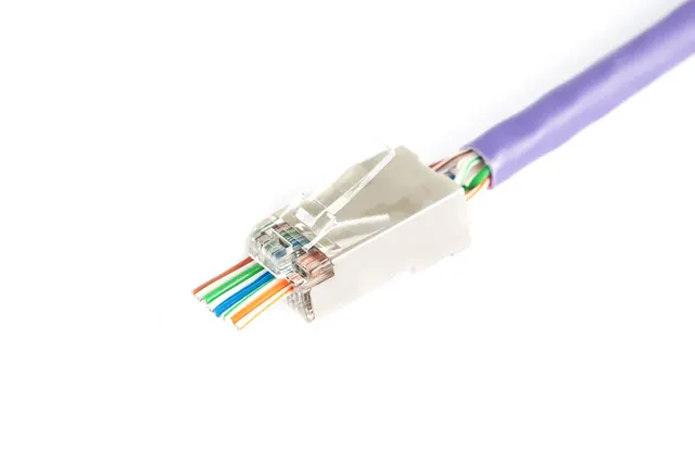 Wtyk RJ45 (8P8C) przelotowy kat.6 ekranowany AWG 26-24 opakowanie 100 szt.