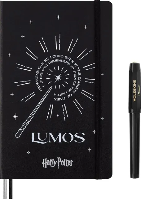 Moleskine Magiczny Zestaw Harry Potter: czarny notatnik L (w linię) z świecącym w ciemności napisem Lumos oraz czarny długopis Kaweco.
