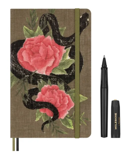 Moleskine x Kaweco Zestaw zawiera pudełko notatnik Rok Węża i czarny długopis Kaweco naklejki i dwie koperty na szczęście.